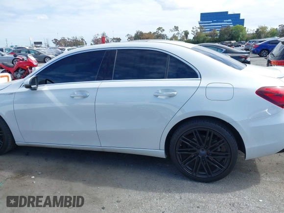 2020 Mercedes-Benz A 220 z VIN WDD3G4EB4LW038378, wystawiony jako IAAI lot #42042782 z przebiegiem 72 198 mil mil oraz . Historia ofert i sprzedaży dostępna na DreamBid. Obrazek 14.