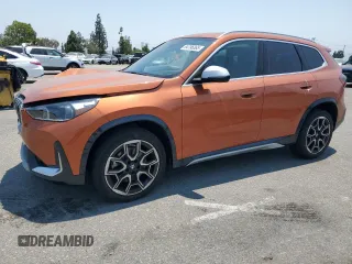 2023 BMW X1 xDrive28i z VIN WBX73EF03P5W54209, wystawiony jako Copart lot #64796365 z przebiegiem 19 591 mil mil oraz Szkoda całkowita • Salvage title. Historia ofert i sprzedaży dostępna na DreamBid. Obrazek 1.