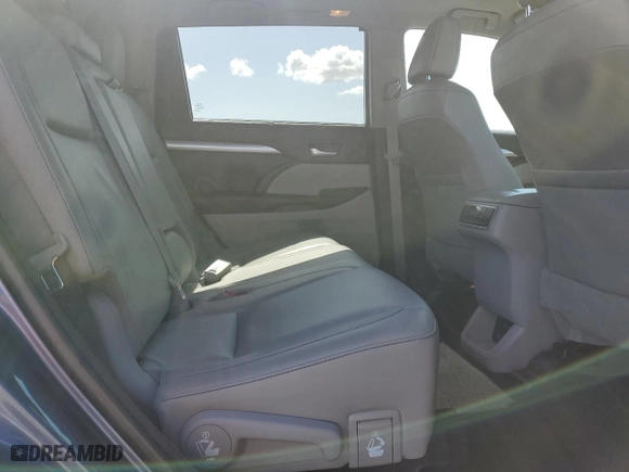 2017 Toyota Highlander XLE with VIN 5TDJZRFH4HS460704, listed as a Copart auction lot 52048665 with 46,214 mi miles and Salvage Title. Bid and sale history available at carsss.com. Image 11.