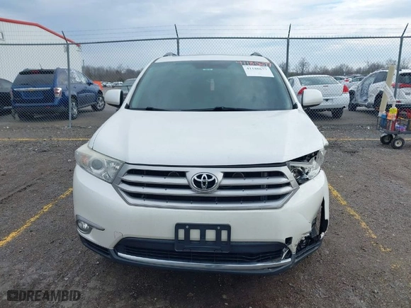 2011 Toyota Highlander with VIN 5TDZK3EHXBS048607, listed as a IAAI auction lot 41180677 with 211,295 mi miles. Bid and sale history available at carsss.com. Image 12.