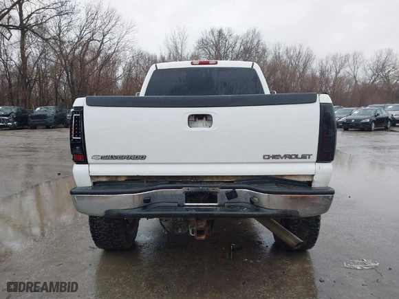 2003 Chevrolet Silverado 2500HD LS with VIN 1GCHK23103F198643, listed as a IAAI auction lot 41690312 with 297,395 mi miles. Bid and sale history available at carsss.com. Image 17.