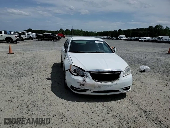 2014 Chrysler 200 Touring z VIN 1C3CCBBG6EN119714, wystawiony jako Copart lot #54020705 z przebiegiem 202 443 mil mil oraz Szkoda całkowita • Salvage title. Historia ofert i sprzedaży dostępna na DreamBid. Obrazek 13.