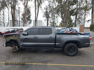 2023 Toyota Tacoma SR5 z VIN 3TMDZ5BN4PM148379, wystawiony jako IAAI lot #41547628 z przebiegiem 30 001 mil mil oraz . Historia ofert i sprzedaży dostępna na DreamBid. Obrazek 15.