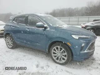 2024 Buick Encore GX Avenir z VIN KL4AMGSL9RB019571, wystawiony jako Copart lot #87971905 z przebiegiem 17 848 mil mil oraz Szkoda całkowita • Salvage title. Historia ofert i sprzedaży dostępna na DreamBid. Obrazek 4.
