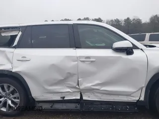 2024 Toyota Highlander XLE z VIN 5TDAAAA59RS011154, wystawiony jako IAAI lot #41243314 z przebiegiem 28 555 mil mil oraz . Historia ofert i sprzedaży dostępna na DreamBid. Obrazek 13.