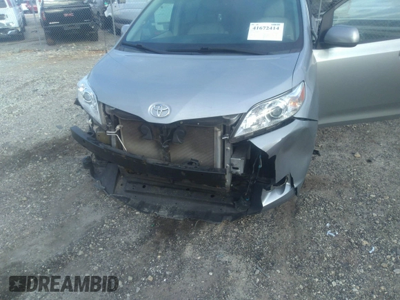 2014 Toyota Sienna XLE with VIN 5TDYK3DC0ES421501, listed as a IAAI auction lot 41672414 with 111,911 mi miles. Bid and sale history available at carsss.com. Image 6.