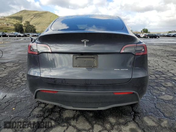 2024 Tesla Model Y Long Range z VIN 7SAYGAEE1RF107617, wystawiony jako Copart lot #48224405 z przebiegiem 10 637 mil mil oraz Szkoda całkowita • Salvage title. Historia ofert i sprzedaży dostępna na DreamBid. Obrazek 6.