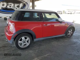 2007 MINI Hardtop with VIN WMWMF33587TT50877, listed as a Copart auction lot 63683795 with 105,078 mi miles and Clean title. Bid and sale history available at DreamBid. Image 3.