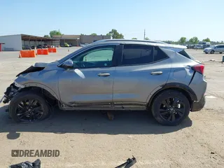 2024 Buick Encore GX Sport Touring с VIN KL4AMESL8RB122520, выставлен на аукционе IAAI как лот 42100439 с пробегом 15 787 миль миль и . История ставок и продаж доступна на DreamBid. Изображение 15.