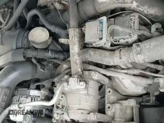 2005 Chevrolet Silverado 3500 SRW LT z VIN 1GCHK33255F889197, wystawiony jako IAAI lot #42454623 z przebiegiem 452 586 mil mil oraz . Historia ofert i sprzedaży dostępna na DreamBid. Obrazek 20.