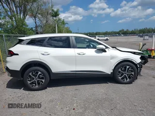 2023 Kia Sportage EX z VIN KNDPVCAG9P7095057, wystawiony jako IAAI lot #42016214 z przebiegiem 8 789 mil mil oraz . Historia ofert i sprzedaży dostępna na DreamBid. Obrazek 13.