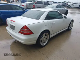 2001 Mercedes-Benz SLK 230/320 z VIN WDBKK65FX1F194536, wystawiony jako IAAI lot #41881130 z przebiegiem 108 544 mil mil oraz . Historia ofert i sprzedaży dostępna na DreamBid. Obrazek 4.