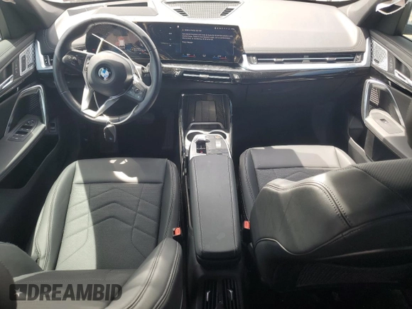 2023 BMW X1 xDrive28i z VIN WBX73EF02P5Y15293, wystawiony jako Copart lot #57629965 z przebiegiem 7 381 mil mil oraz Szkoda całkowita • Salvage title. Historia ofert i sprzedaży dostępna na DreamBid. Obrazek 8.
