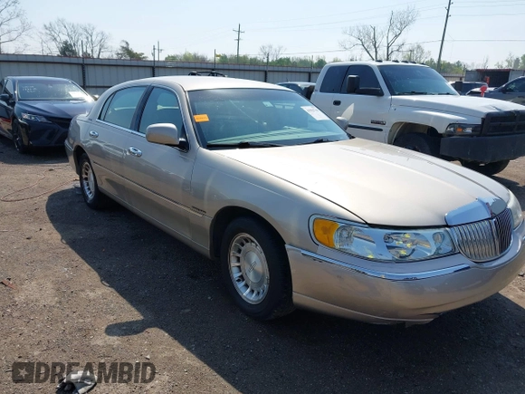 2002 Lincoln Town Car Executive z VIN 1LNHM81W12Y620302, wystawiony jako IAAI lot #41952738 z przebiegiem 83 062 mil mil oraz . Historia ofert i sprzedaży dostępna na DreamBid. Obrazek 1.