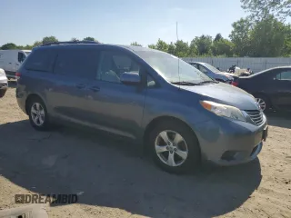 2013 Toyota Sienna LE AAS z VIN 5TDKK3DC5DS327389, wystawiony jako Copart lot #62218155 z przebiegiem 144 954 mil mil oraz Czysty tytuł • Clean title. Historia ofert i sprzedaży dostępna na DreamBid. Obrazek 4.