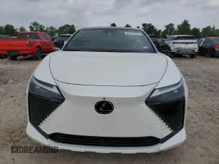 2024 Lexus RZ 300e Premium z VIN JTJABABB1RA007692, wystawiony jako Copart lot #55031875 z przebiegiem 3741 mil mil oraz Szkody całkowita. Historia ofert i sprzedaży dostępna na DreamBid. Obrazek 5.