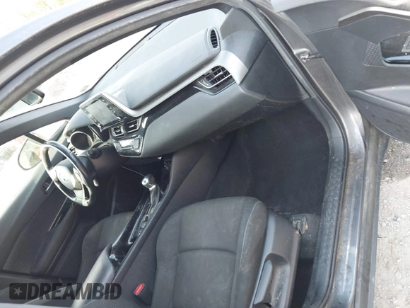 2019 Toyota C-HR XLE z VIN JTNKHMBX0K1013522, wystawiony jako IAAI lot #42053511 z przebiegiem 136 330 mil mil oraz . Historia ofert i sprzedaży dostępna na DreamBid. Obrazek 5.