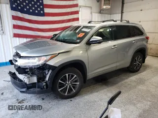 2018 Toyota Highlander SE z VIN 5TDJZRFH5JS832220, wystawiony jako Copart lot #55513305 z przebiegiem 140 075 mil mil oraz Szkody całkowita. Historia ofert i sprzedaży dostępna na DreamBid. Obrazek 1.
