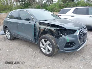2020 Audi Q3 Premium z VIN WA1AECF36L1083306, wystawiony jako IAAI lot #42070799 z przebiegiem 47 610 mil mil oraz . Historia ofert i sprzedaży dostępna na DreamBid. Obrazek 1.