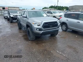2020 Toyota Tacoma SR z VIN 5TFAX5GN1LX184813, wystawiony jako IAAI lot #42495085 z przebiegiem 70 550 mil mil oraz . Historia ofert i sprzedaży dostępna na DreamBid. Obrazek 1.