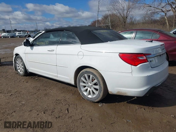 2013 Chrysler 200 Touring z VIN 1C3BCBEGXDN766008, wystawiony jako IAAI lot #41732853 z przebiegiem 139 724 mil mil oraz . Historia ofert i sprzedaży dostępna na DreamBid. Obrazek 3.