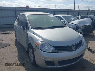 2008 Nissan Versa S z VIN 3N1BC11E68L405992, wystawiony jako IAAI lot #42060826 z przebiegiem 142 956 mil mil oraz . Historia ofert i sprzedaży dostępna na DreamBid. Obrazek 1.