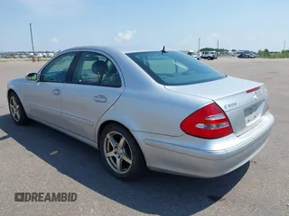 2005 Mercedes-Benz E 500 z VIN WDBUF83J25X172904, wystawiony jako IAAI lot #42435068 z przebiegiem 227 924 mil mil oraz . Historia ofert i sprzedaży dostępna na DreamBid. Obrazek 3.