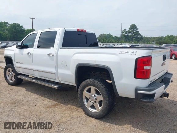 2015 GMC Sierra 2500HD Denali z VIN 1GT120E89FF190917, wystawiony jako IAAI lot #42271537 z przebiegiem 149 307 mil mil oraz . Historia ofert i sprzedaży dostępna na DreamBid. Obrazek 3.