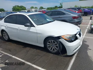 2007 BMW 3 Series 328i z VIN WBAVA33547KX83556, wystawiony jako IAAI lot #42302137 z przebiegiem 108 686 mil mil oraz . Historia ofert i sprzedaży dostępna na DreamBid. Obrazek 6.