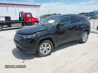 2024 Jeep Compass Sport z VIN 3C4NJDAN5RT105556, wystawiony jako IAAI lot #42335647 z przebiegiem 14 747 mil mil oraz . Historia ofert i sprzedaży dostępna na DreamBid. Obrazek 2.