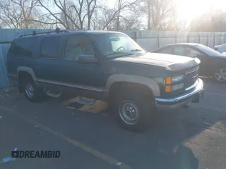 1997 GMC Suburban z VIN 1GKGK26J6VJ758001, wystawiony jako IAAI lot #41457050 z przebiegiem 164 337 mil mil oraz . Historia ofert i sprzedaży dostępna na DreamBid. Obrazek 1.