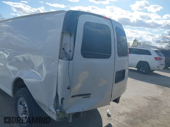 2014 Chevrolet Express Cargo with VIN 1GCWGFBA9E1140385, listed as a IAAI auction lot 38818319 with 366,153 mi miles. Bid and sale history available at carsss.com. Image 16.