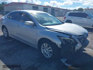 2015 Nissan Altima 2.5 with VIN 1N4AL3AP1FN392092, listed as a IAAI auction lot 41666884 with 88,888 mi miles. Bid and sale history available at carsss.com. Image 1.