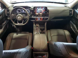 2024 Nissan Pathfinder SL z VIN 5N1DR3CD6RC272468, wystawiony jako Copart lot #58295815 z przebiegiem 5 147 mil mil oraz Szkoda całkowita • Salvage title. Historia ofert i sprzedaży dostępna na DreamBid. Obrazek 8.