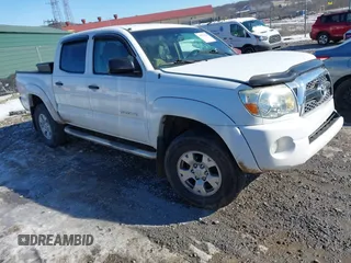 2011 Toyota Tacoma with VIN 3TMLU4EN0BM064052, listed as a IAAI auction lot 41423819 with 185,729 mi miles. Bid and sale history available at carsss.com. Image 1.