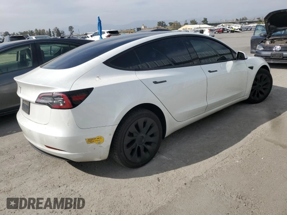 2021 Tesla Model 3 Standard Range Plus z VIN 5YJ3E1EA8MF098935, wystawiony jako Copart lot #53267905 z przebiegiem 116 673 mil mil oraz Szkody całkowita. Historia ofert i sprzedaży dostępna na DreamBid. Obrazek 3.