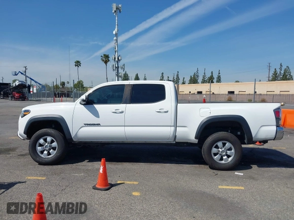 2023 Toyota Tacoma SR5 z VIN 3TMDZ5BN5PM148049, wystawiony jako IAAI lot #41648232 z przebiegiem 22 570 mil mil oraz . Historia ofert i sprzedaży dostępna na DreamBid. Obrazek 14.