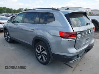 2024 Volkswagen Atlas SE z VIN 1V2WR2CA3RC567572, wystawiony jako IAAI lot #42042562 z przebiegiem 28 684 mil mil oraz . Historia ofert i sprzedaży dostępna na DreamBid. Obrazek 3.