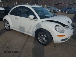 2008 Volkswagen New Beetle Coupe Triple White with VIN 3VWFW31C78M521404, listed as a IAAI auction lot 41624482 with 143,418 mi miles. Bid and sale history available at carsss.com. Image 1.