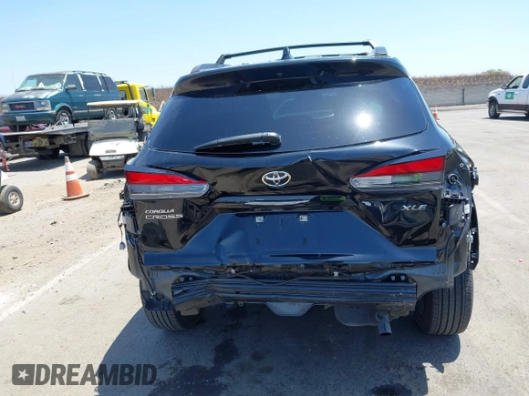2023 Toyota Corolla Cross XLE z VIN 7MUDAAAG3PV069634, wystawiony jako IAAI lot #42489692 z przebiegiem 18 923 mil mil oraz . Historia ofert i sprzedaży dostępna na DreamBid. Obrazek 17.