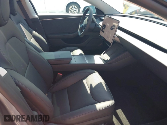 2025 Tesla Model 3 Long Range z VIN 5YJ3E1EB9SF873801, wystawiony jako IAAI lot #42141255 z przebiegiem 1612 mil mil oraz . Historia ofert i sprzedaży dostępna na DreamBid. Obrazek 5.