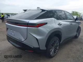 2024 Lexus RZ 450e Premium z VIN JTJAAAAB9RA025975, wystawiony jako IAAI lot #42122679 z przebiegiem Nie podano mil oraz . Historia ofert i sprzedaży dostępna na DreamBid. Obrazek 4.