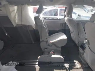 2017 Toyota Sienna LE Auto Access Seat z VIN 5TDKZ3DC5HS799948, wystawiony jako IAAI lot #42241926 z przebiegiem 138 703 mil mil oraz . Historia ofert i sprzedaży dostępna na DreamBid. Obrazek 8.