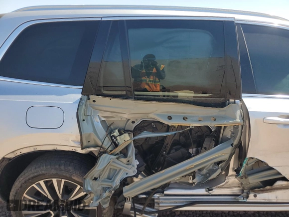 2021 Volvo XC90 Momentum z VIN YV4102CK1M1687063, wystawiony jako Copart lot #73581614 z przebiegiem 34 218 mil mil oraz Szkoda całkowita • Salvage title. Historia ofert i sprzedaży dostępna na DreamBid. Obrazek 10.