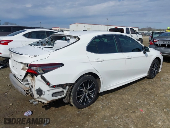 2022 Toyota Camry SE with VIN 4T1T11AK6NU013136, listed as a IAAI auction lot 41453252 with 63,405 mi miles. Bid and sale history available at carsss.com. Image 4.
