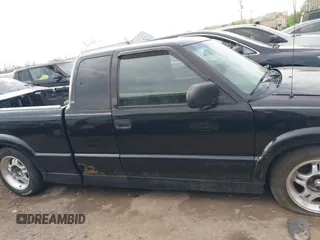 2002 Chevrolet S-10 LS with VIN 1GCCS19W028104982, listed as a IAAI auction lot 42017925 with 114,564 mi miles. Bid and sale history available at carsss.com. Image 13.