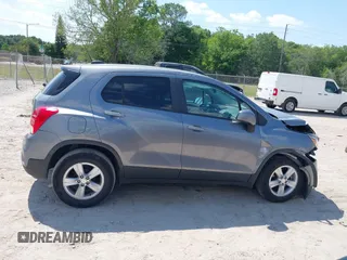 2020 Chevrolet Trax LS z VIN 3GNCJKSB0LL317005, wystawiony jako IAAI lot #39249708 z przebiegiem 59 860 mil mil oraz . Historia ofert i sprzedaży dostępna na DreamBid. Obrazek 13.
