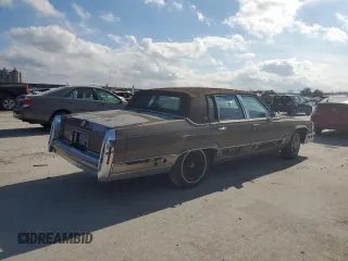 1990 Cadillac Brougham z VIN 1G6DW5476LR727151, wystawiony jako Copart lot #88145665 z przebiegiem Nie podano mil oraz Tytuł czysty. Historia ofert i sprzedaży dostępna na DreamBid. Obrazek 3.