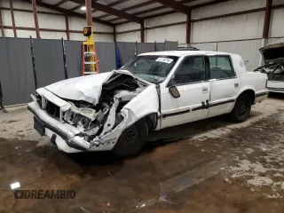 1992 Dodge Dynasty LE z VIN 1B3XC56RXND822802, wystawiony jako Copart lot #82799714 z przebiegiem 137 131 mil mil oraz Szkoda całkowita • Salvage title. Historia ofert i sprzedaży dostępna na DreamBid. Obrazek 1.