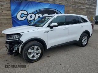 2022 Kia Sorento LX z VIN 5XYRGDLC6NG080860, wystawiony jako Copart lot #60139615 z przebiegiem 54 389 mil mil oraz Czysty tytuł • Clean title. Historia ofert i sprzedaży dostępna na DreamBid. Obrazek 1.